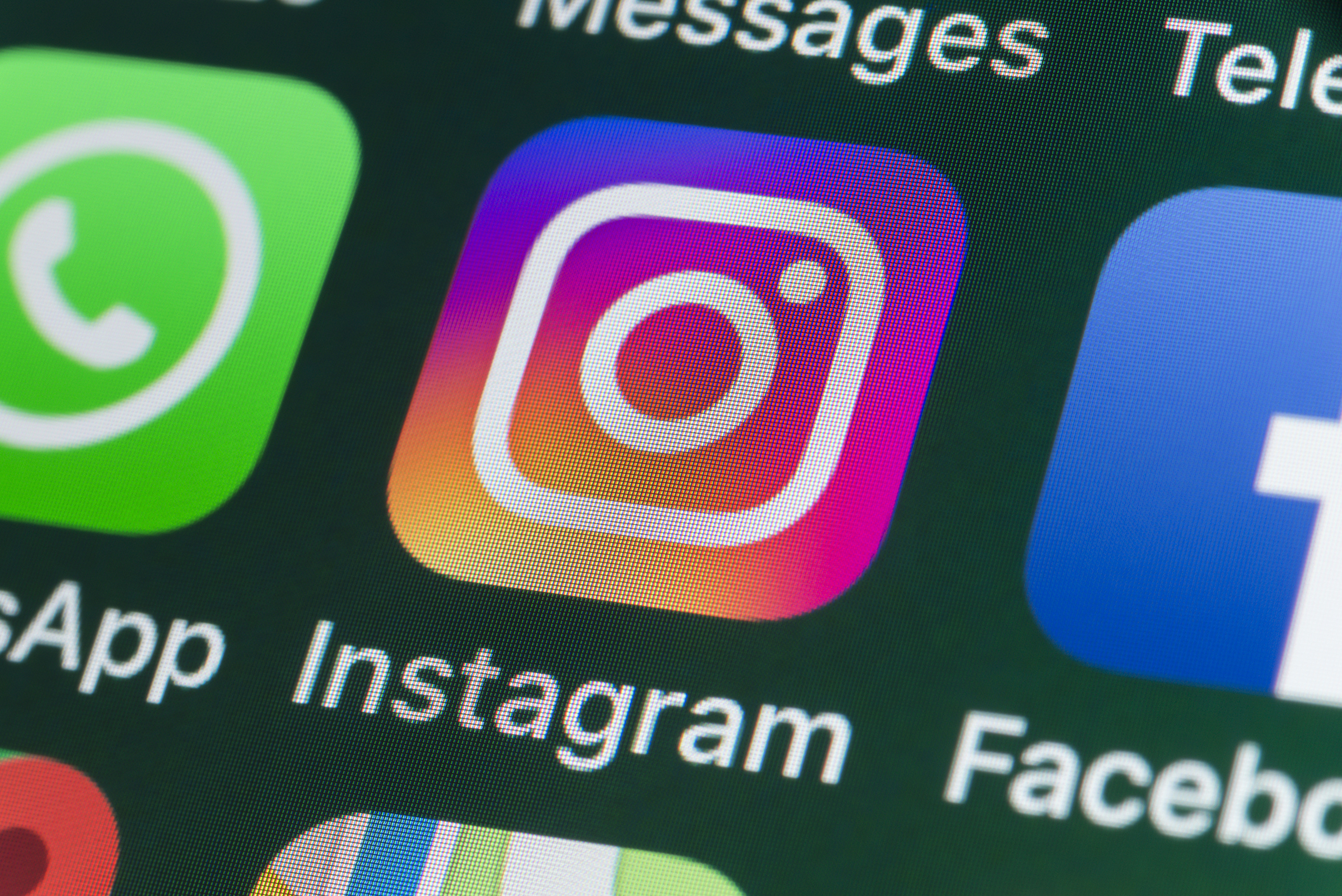 Instagram cracks down on content aggregators